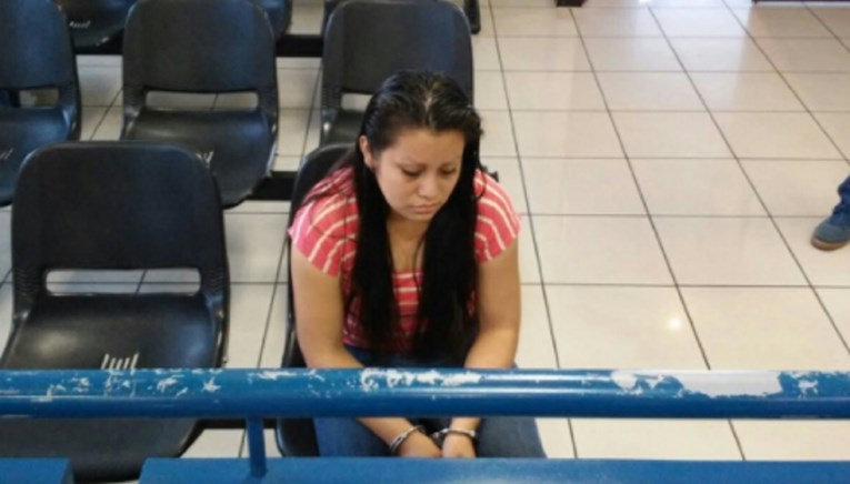 Silovana tinejdžerica osuđena na 30 godina zatvora jer je imala spontani pobačaj