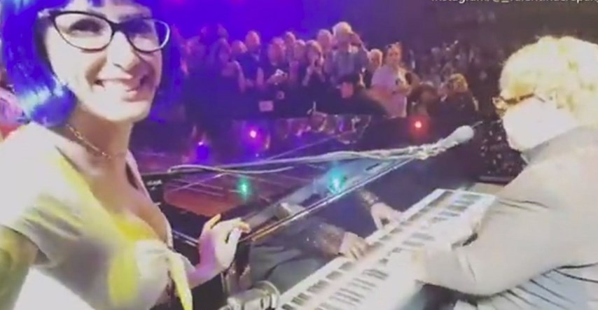 VIDEO Eltona Johna fan na koncertu pogodio u zube, njegova reakcija iznenadila fanove