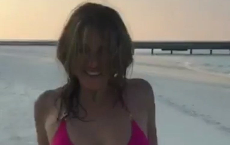 VIDEO Elizabeth Hurley u 53. godini zaplesala u bikiniju i pokazala tijelo iz svih kuteva