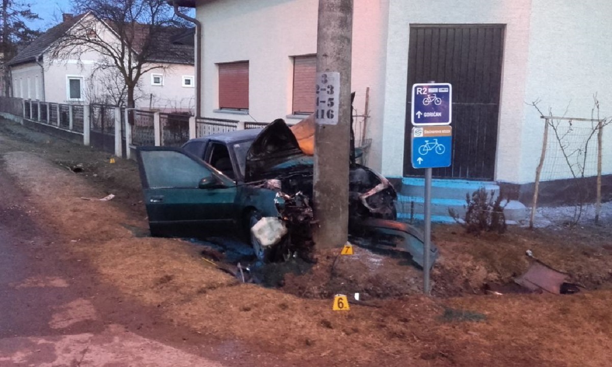 FOTO Pijani 19-godišnjak se zabio u betonski stup, izvlačili ga iz gorućeg auta