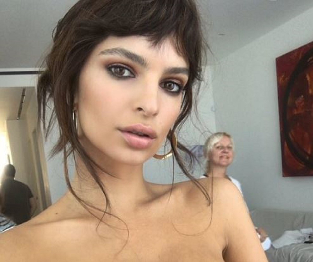 FOTO Emily Ratajkowski jednom rukom drži mobitel, a drugom jedva, jedvice obuzdava bujne grudi