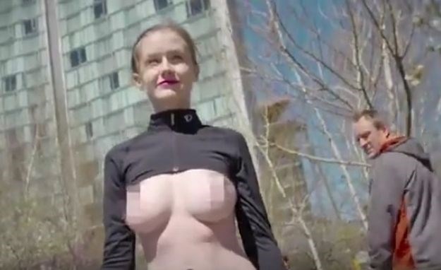VIDEO "Sloboda bradavicama": Manekenka golih grudi šetala New Yorkom