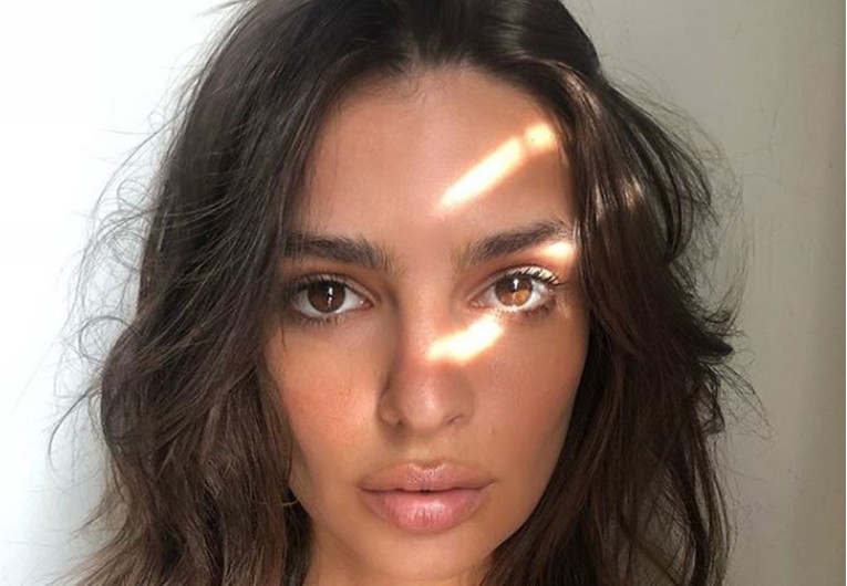 Emily Ratajkowski se skinula i zaplesala, video pregledan četiri milijuna puta