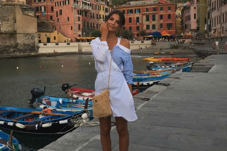 Emily Ratajkowski uživa u susjednoj Italiji u jeftinoj Zarinoj haljinici