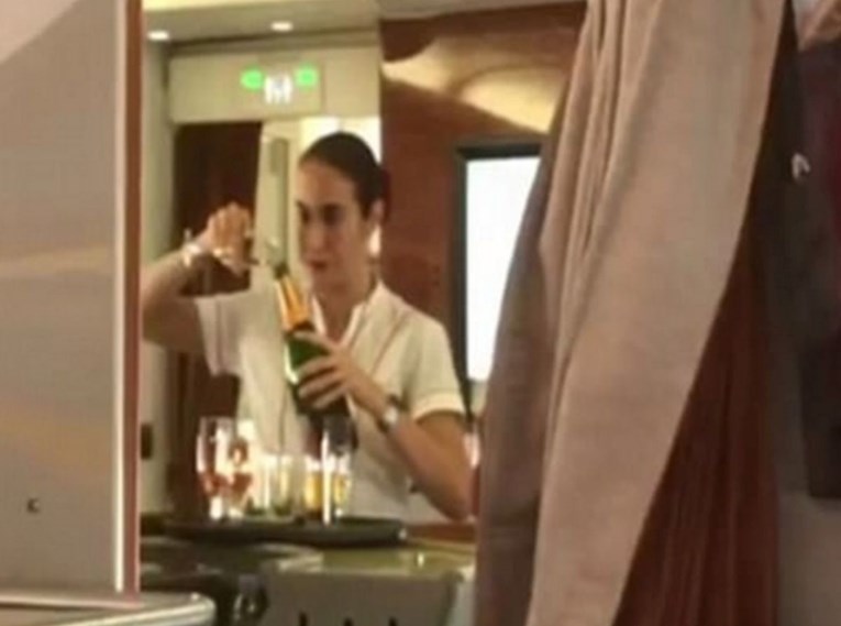 VIDEO Stjuardesa Emiratesa uhvaćena kako prelijeva nepopijeni šampanjac natrag u bocu