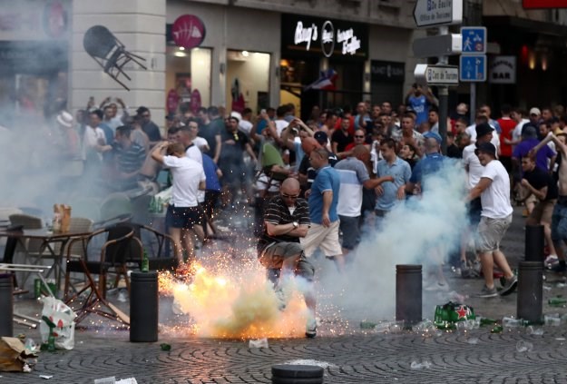 VIDEO Engleze u Marseilleu napadaju sa svih strana: Francuzi ih zasuli bakljama, Rusi im otimaju zastave