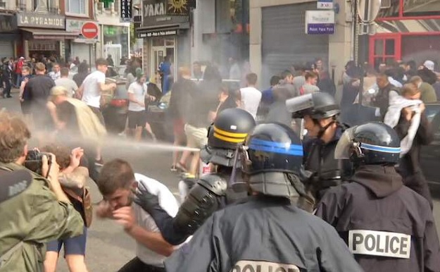 KAOS U LILLEU Policija suzavcem na Engleze koji su provocirali Ruse