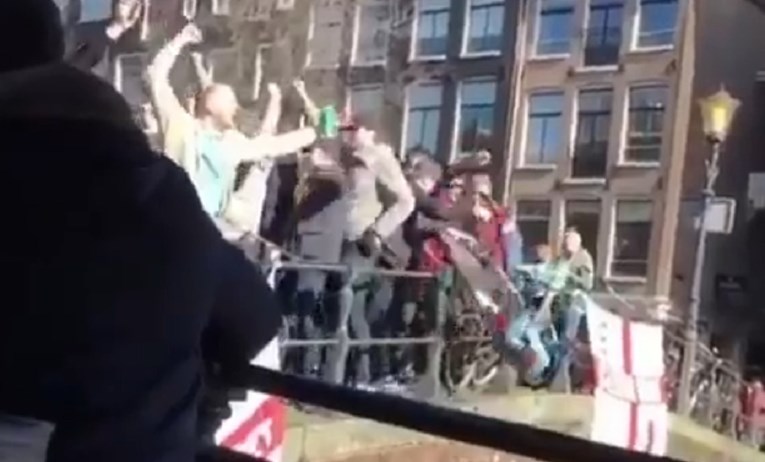 NEREDI U AMSTERDAMU Englezi se tukli s policijom i bacali bicikle u kanale