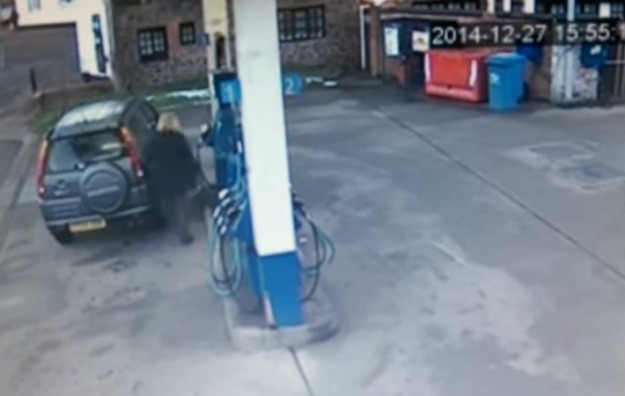 S koje strane točiti gorivo? Ona očito nema pojma