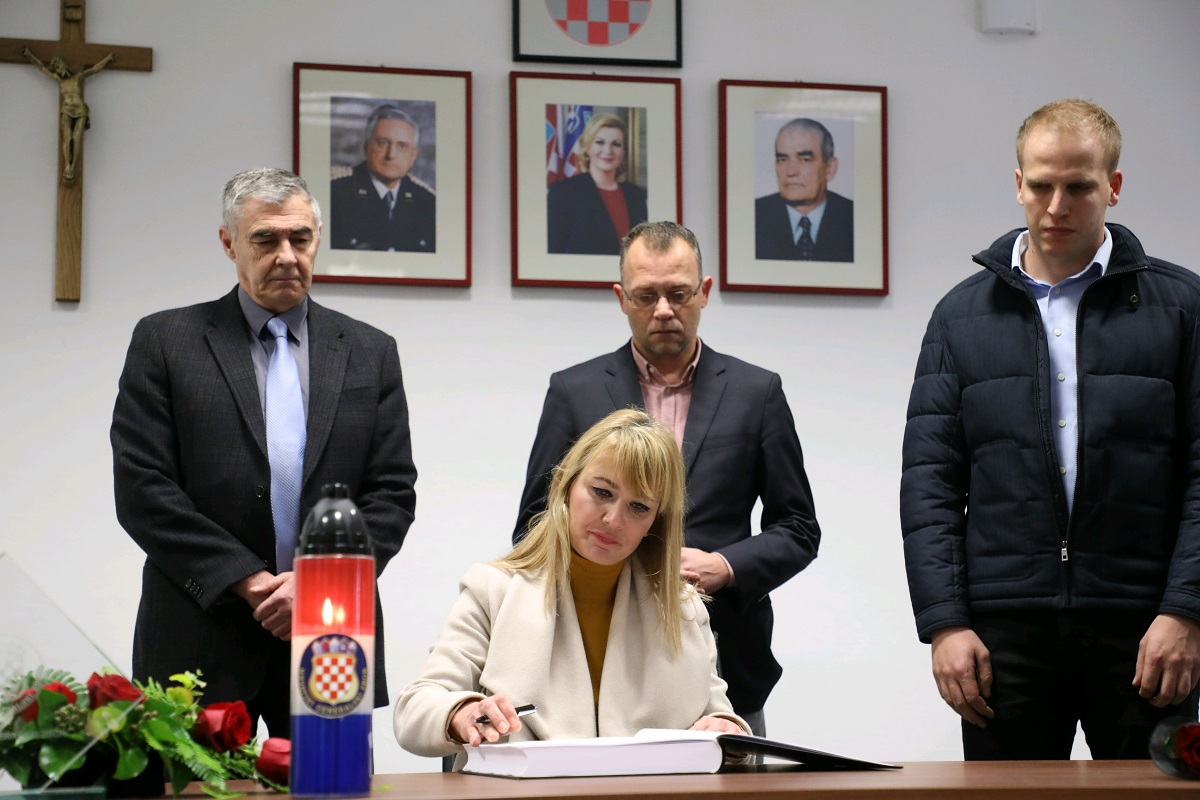 Otvorena knjiga žalosti za Praljka
