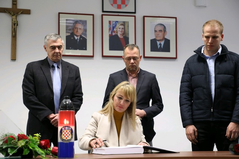 Otvorena knjiga žalosti za Praljka