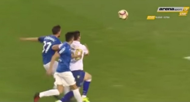 JE LI HAJDUK OŠTEĆEN ZA PENAL? Pogledajte Ercegov pad između Sigalija i Benkovića