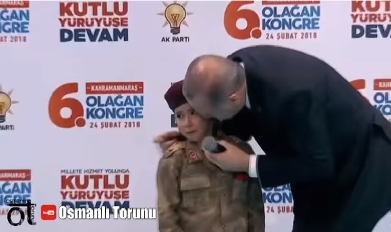 VIDEO Turski predsjednik uplakanoj curici: Ako umreš u borbi, stavit ćemo zastavu na tebe, daj bože