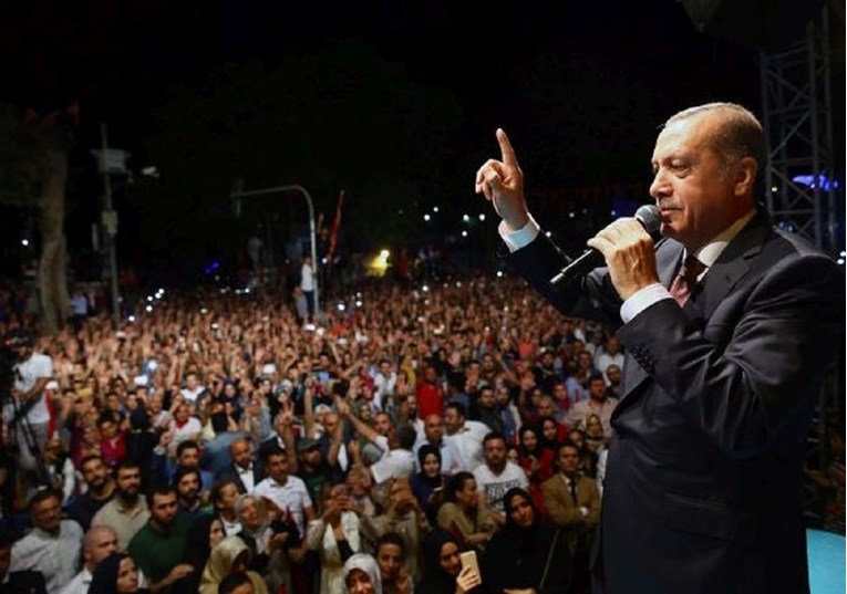 Turska podijeljena tri tjedna prije referenduma, ankete predviđaju tijesnu utrku