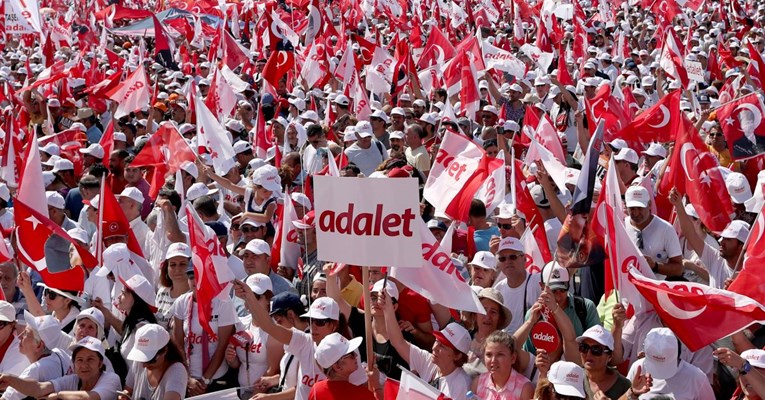 Stotine tisuća ljudi u Istanbulu prosvjeduje protiv Erdogana koji nije uspio zabraniti masovni skup