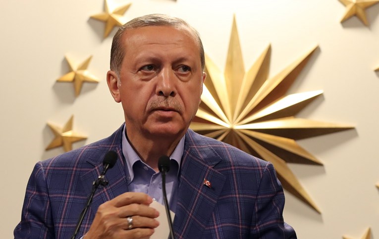 Erdoganu pozlilo tijekom molitve u džamiji, ostao je bez svijesti?
