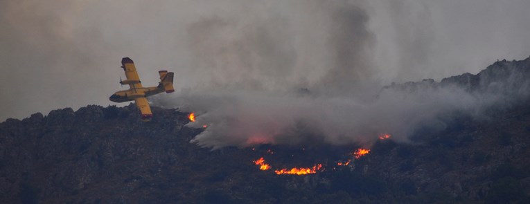 12 požara gasi 400 ljudi, brani se kuća po kuća