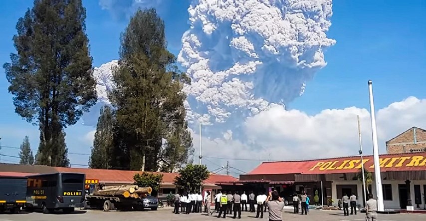 Eruptirao vulkan u Indoneziji i izbacio stup pepela visok pet kilometara