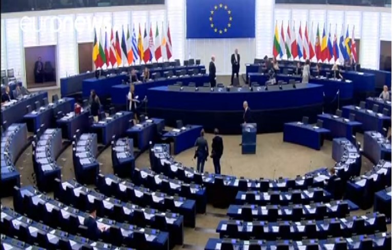 VIDEO Juncker poručio skoro potpuno praznom parlamentu EU: "Smiješni ste"