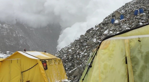 Objavljen novi zastrašujući video lavine nakon potresa u Nepalu