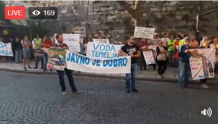 VIDEO Prosvjed protiv termoelektrane Peruća: "Ovo je ubojstvo, atak na život građana"