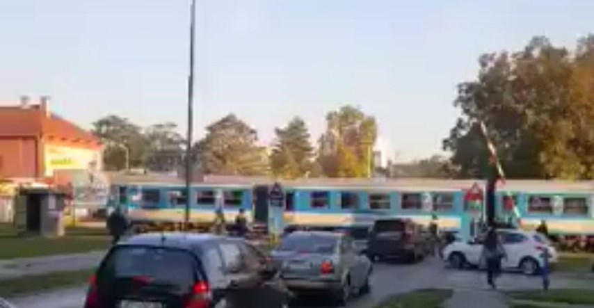 VIDEO Na pružnom prijelazu u Osijeku rampa se spušta dok vlak već prelazi preko ceste