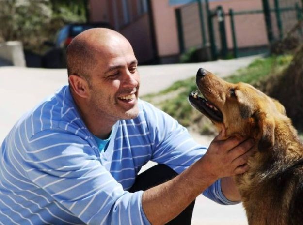 Sarajevski taksist spasio stotine napuštenih pasa, udomio ih širom svijeta i združio obitelji