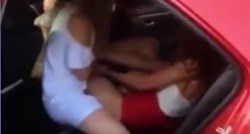 VIDEO Polugole i brutalne: Potukle se u taksiju i ostale bez krpica
