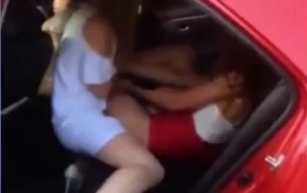 VIDEO Polugole i brutalne: Potukle se u taksiju i ostale bez krpica