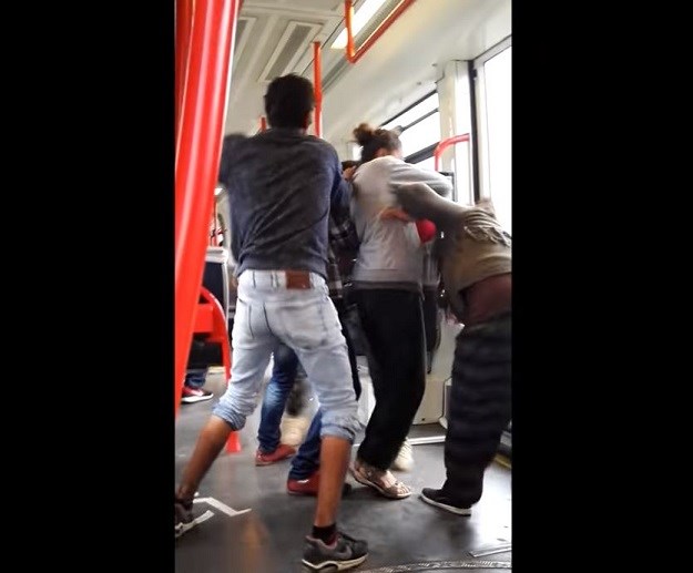 VIDEO I Britanci pišu o ovoj tučnjavi iz beogradskog tramvaja