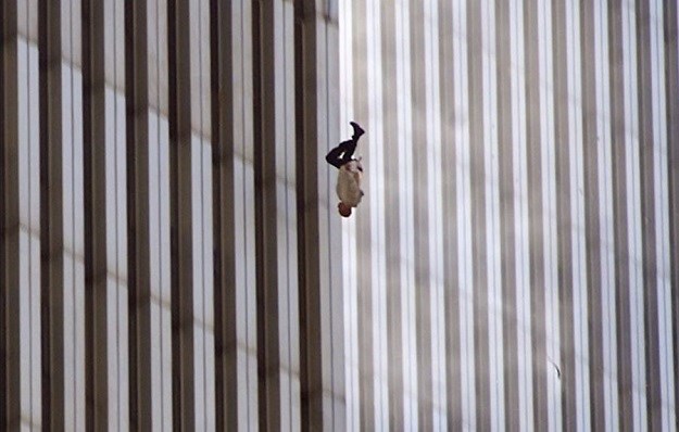 VIDEO Čovjek u padu: Kako je nastala najtragičnija fotografija u napadu na Ameriku 11. rujna