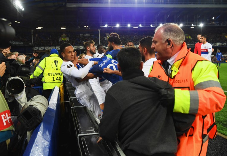 Navijač koji je s djetetom u ruci udario golmana Lyona doživotno izbačen sa stadiona