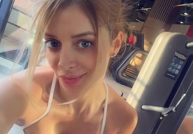 Fani Stipković objavila selfie bez šminke, a svi zure u njen bujni dekolte