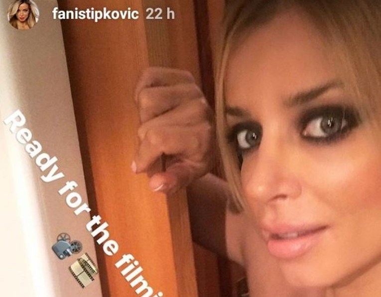 Fani Stipković utegnula se u seksi korzet i izbacila grudi