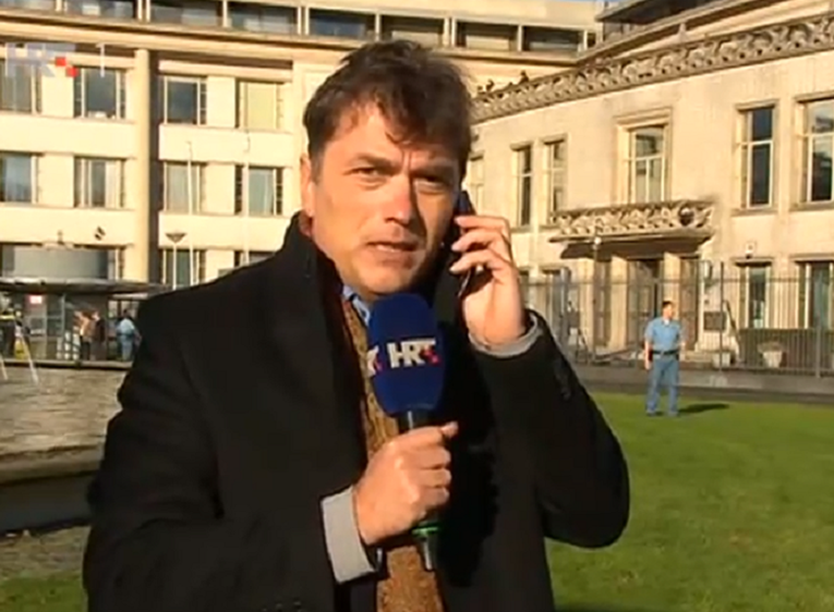Novinar HRT-a iz Haaga pričao i u mobitel i u mikrofon zbog tehničkih problema