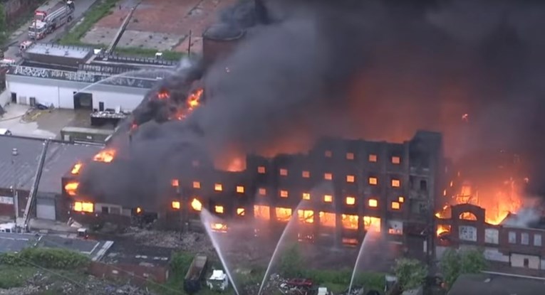 Tvornica u SAD-u izgorjela do temelja i srušila se, pogledajte snimke