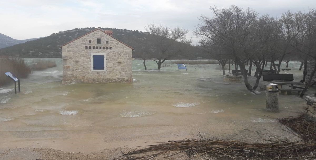 Podivljalo Vransko jezero, poplavljeni kamp i lučica, vodostaj raste i dalje