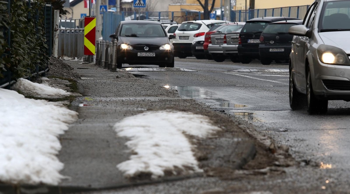 Ceste mokre i skliske u većini Hrvatske, zbog ugaženog snijega se teško vozi