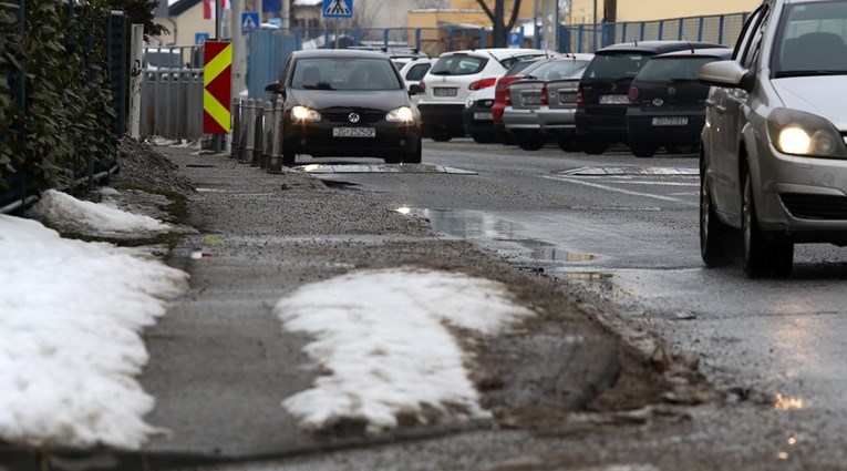 Ceste mokre i skliske u većini Hrvatske, zbog ugaženog snijega se teško vozi