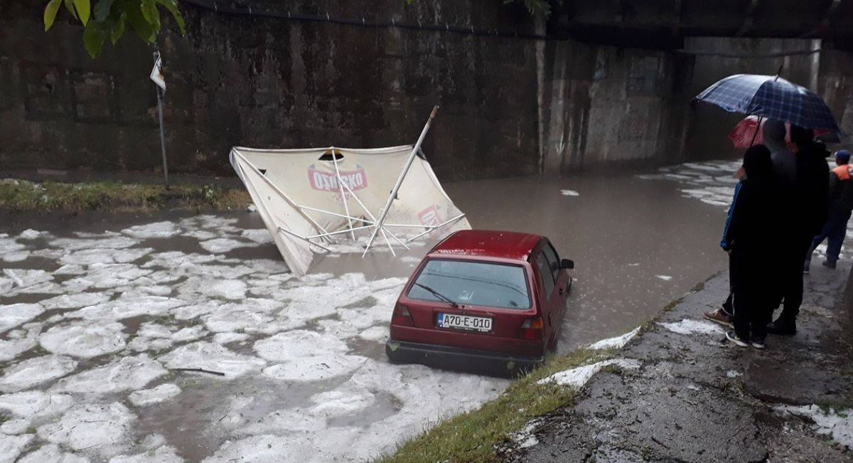U BiH pala tuča veličine oraha, auti potopljeni u vodi
