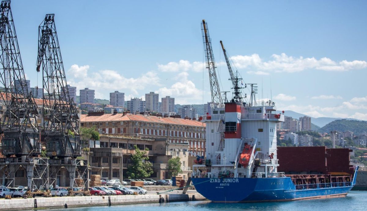 U morskim lukama manje brodova, putnika i robe