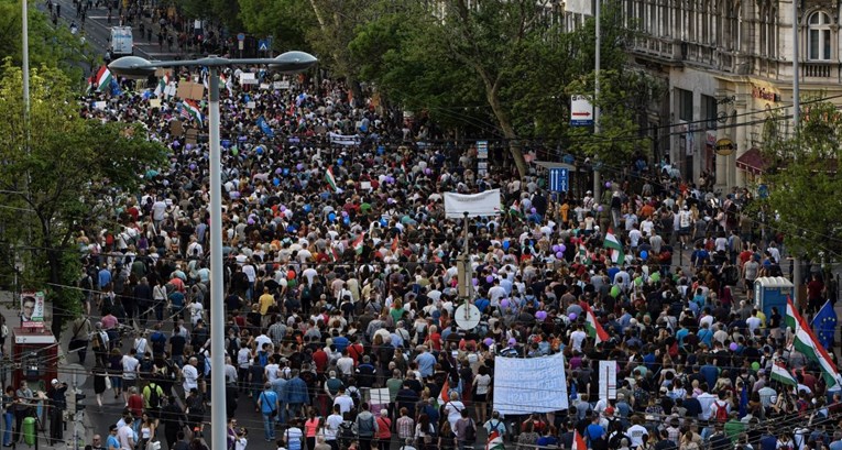Deseci tisuća Mađara na ulicama, prosvjedovali su protiv Orbana