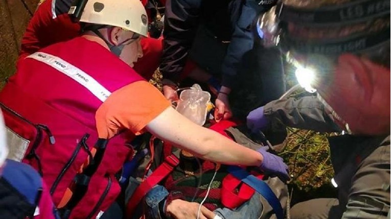 Trojica migranata bježali od policije kod Karlovca, skočili s mosta i teško se ozlijedili