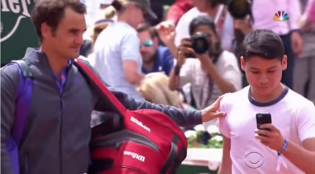Navijač upao na teren kako bi se slikao s Federerom, Švicarac bijesan: "Ovo nije smiješno"