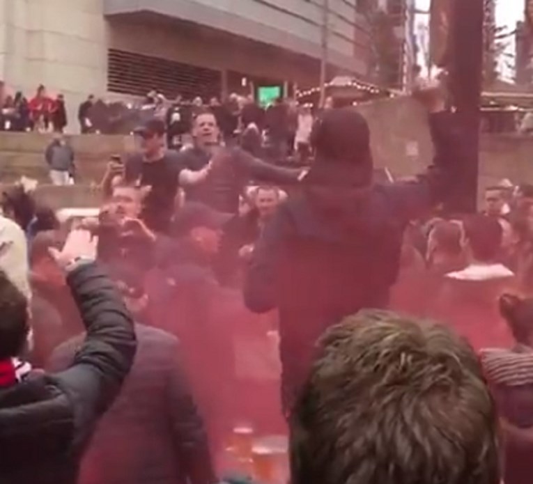 NIZOZEMSKA INVAZIJA NA OTOK Baklje Feyenoordovih navijača obasjale tmurni Manchester