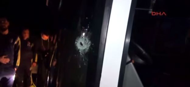 Užasne scene u Turskoj: Propucan autobus s igračima Fenerbahčea, ranjen vozač