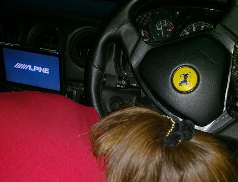 Prodavao Ferrari pa u oglas ubacio fotku žene sagnute ispod volana: "Ide li i ona uz auto?"