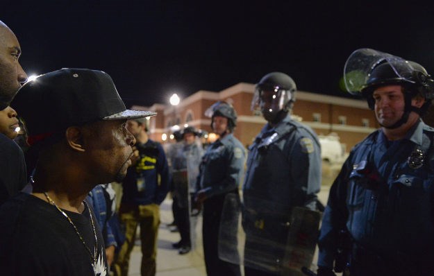 Pucnjava na prosvjedu u Fergusonu, ranjena dva policajca