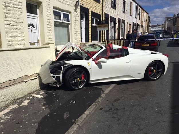 VIDEO Najnesretniji mladoženja na svijetu razbio unajmljeni Ferrari vrijedan 2,3 milijuna kuna