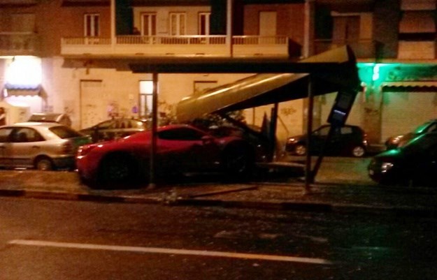 Juventus suspendirao braniča koji se pijan Ferrarijem zabio u autobusnu postaju